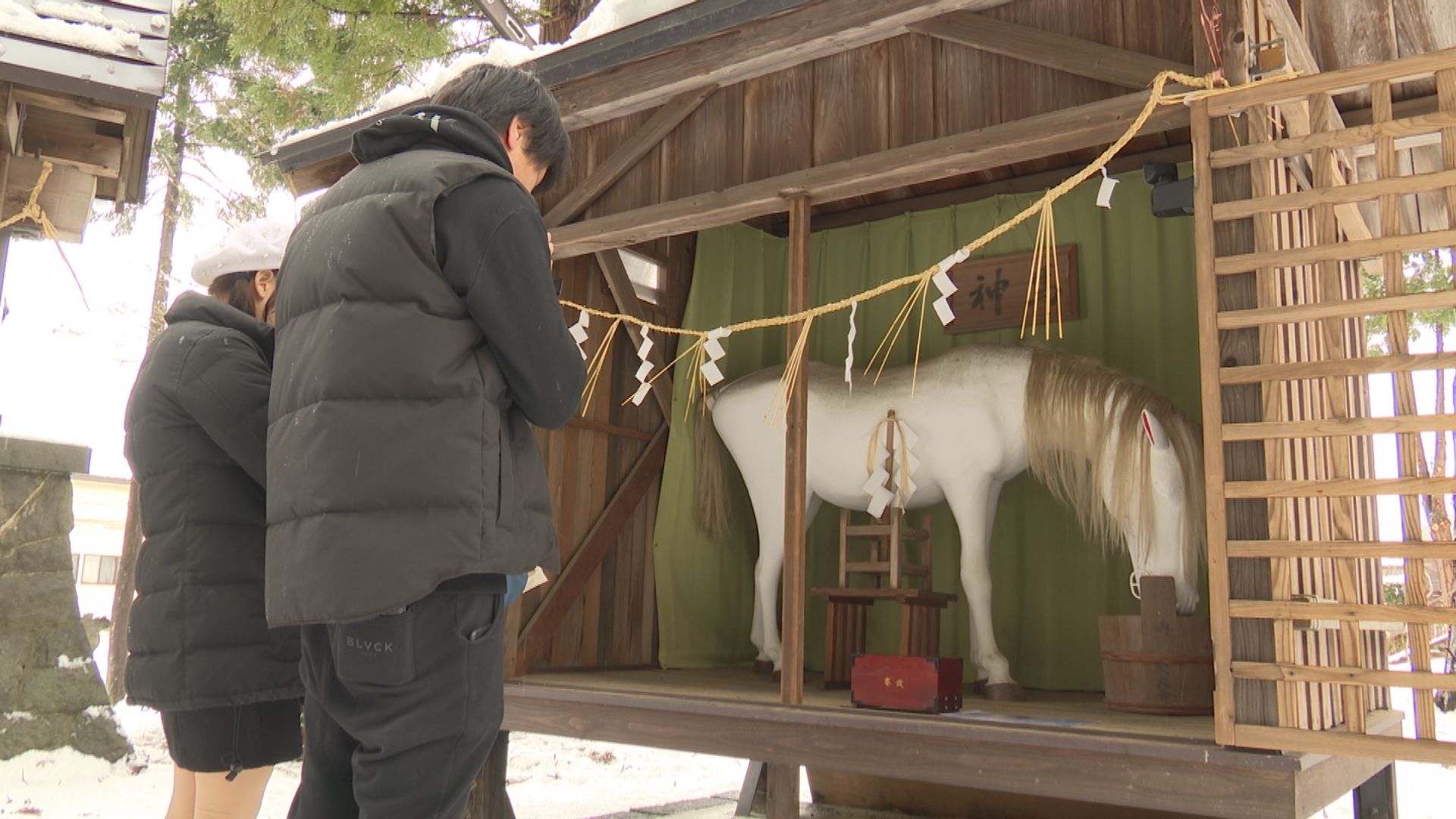 妙高市加茂神社 午年にちなみ「神馬像」御開帳