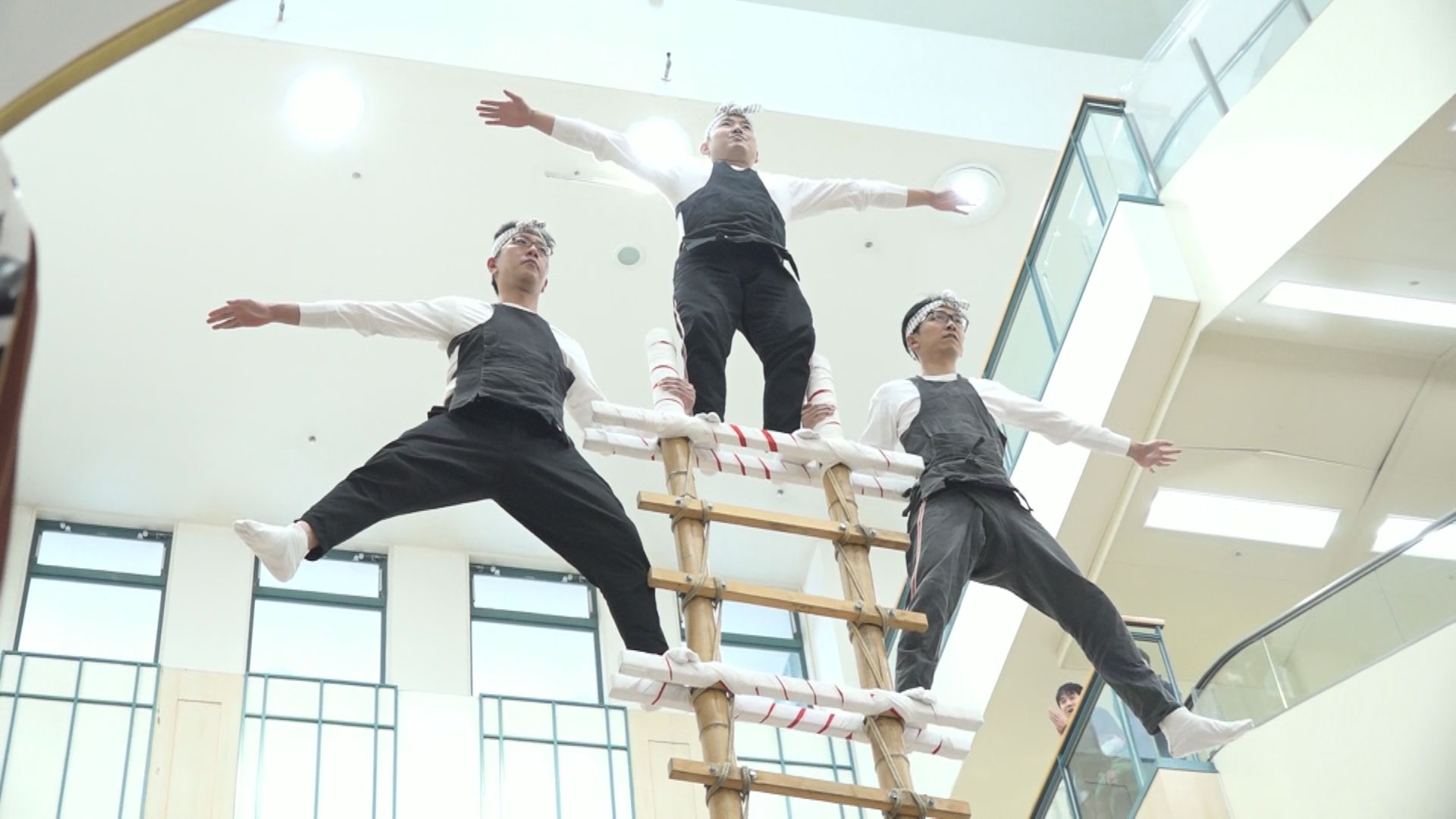 上越市消防出初式 伝統のはしごのぼり披露