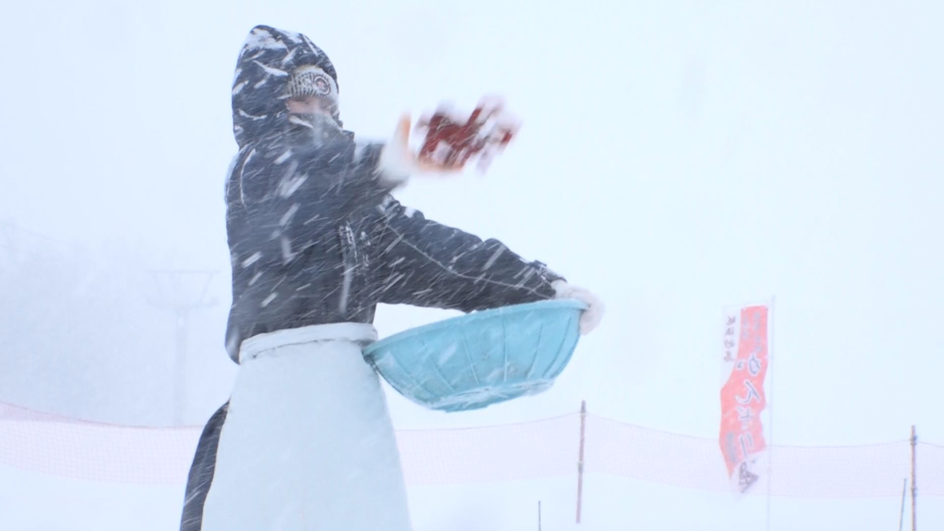 二十四節気「大寒」 妙高市のスキー場でトウガラシの雪さらし