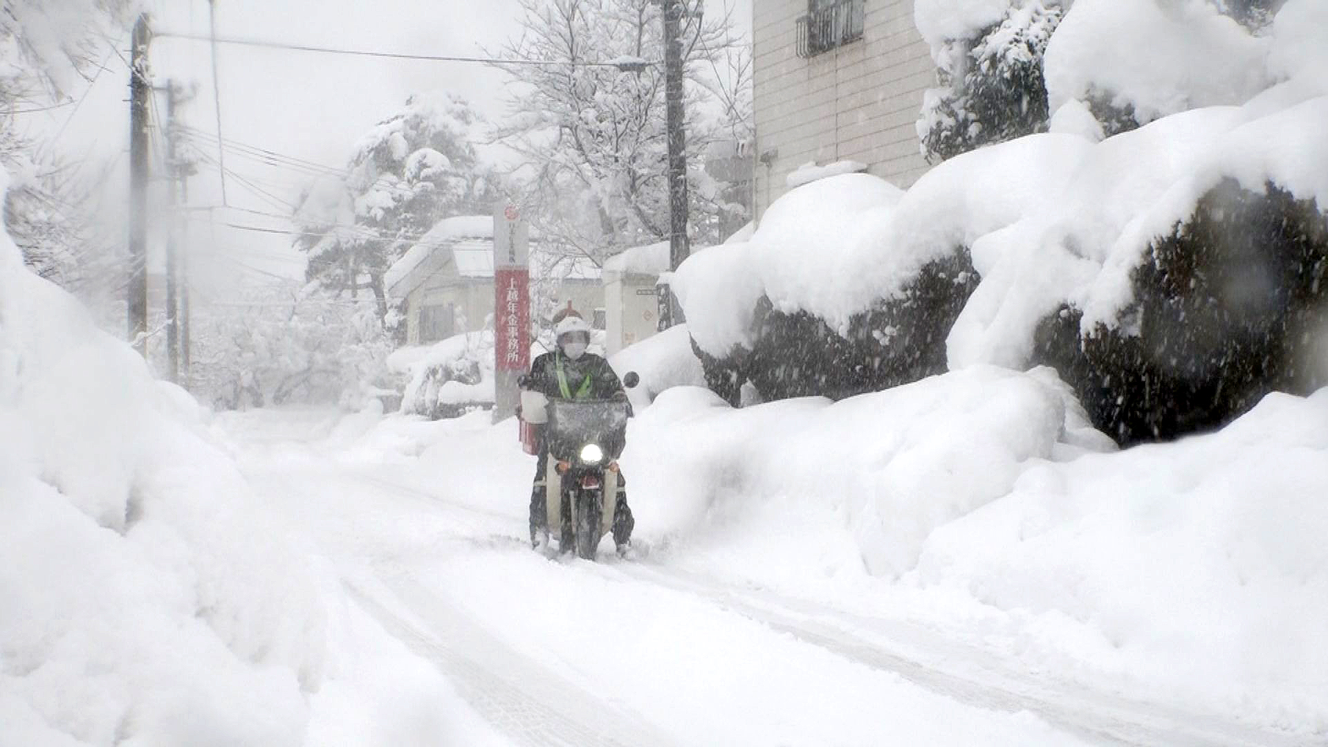 昨夜から各地で大雪  高田の24時間降雪量は40センチに