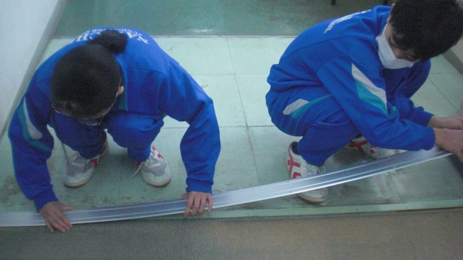 共生社会を学ぶ名立中学校2年生 教室などの出入り口をバリアフリーに