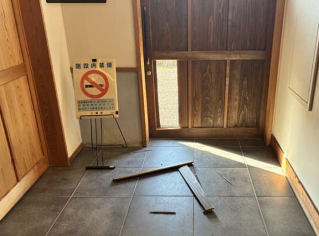 町家交流館高田小町 木製扉が割れて破損する被害