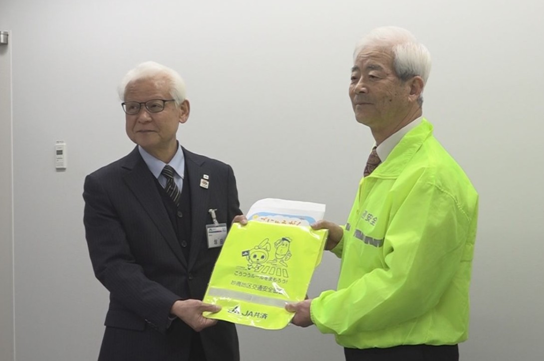 妙高地区交通安全協会 新1年生に「ランドセルカバー」贈る