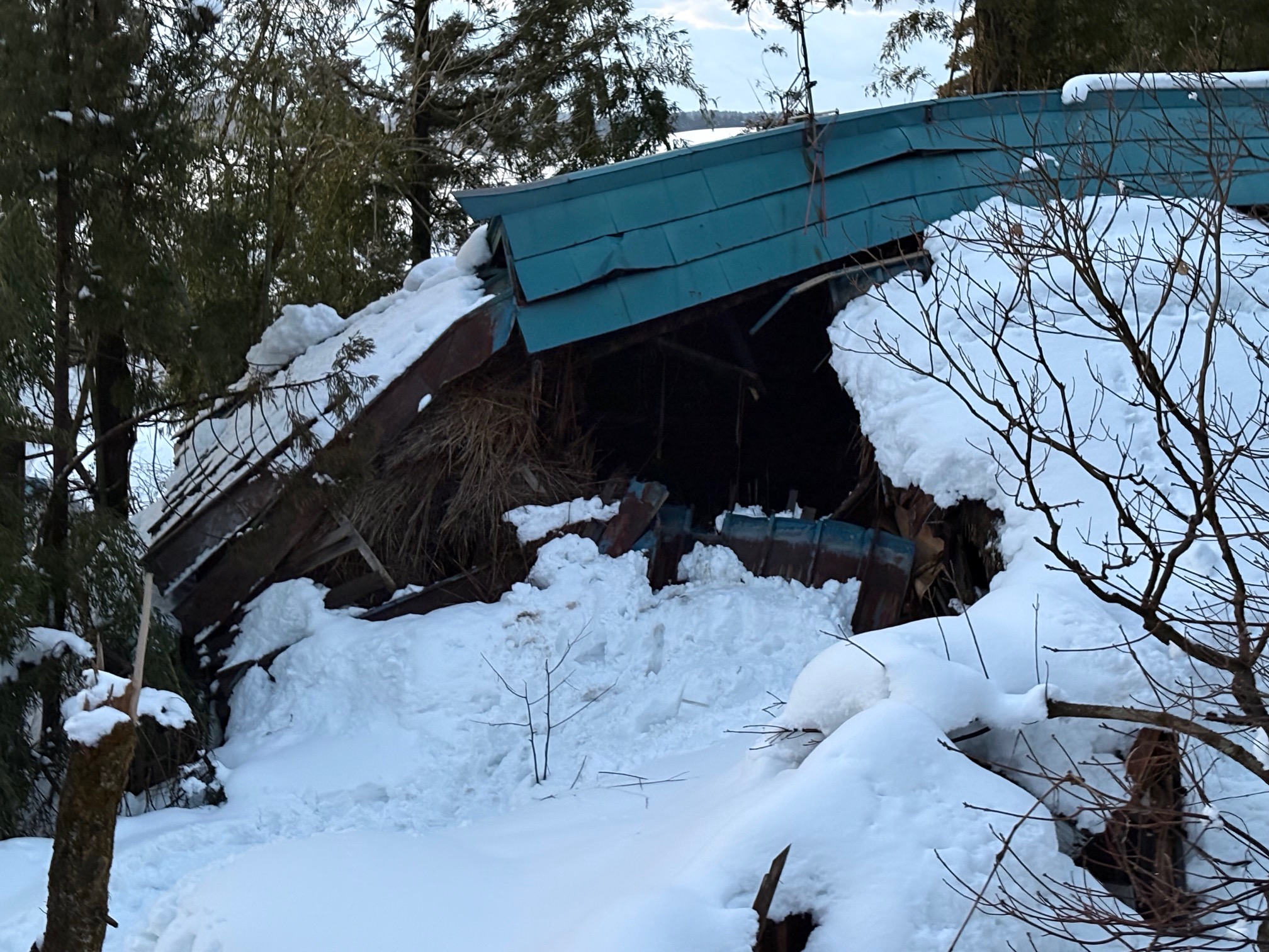 三和区岡田 雪で木造住宅が倒壊 がれきから男性1人見つかるも意識呼吸なし