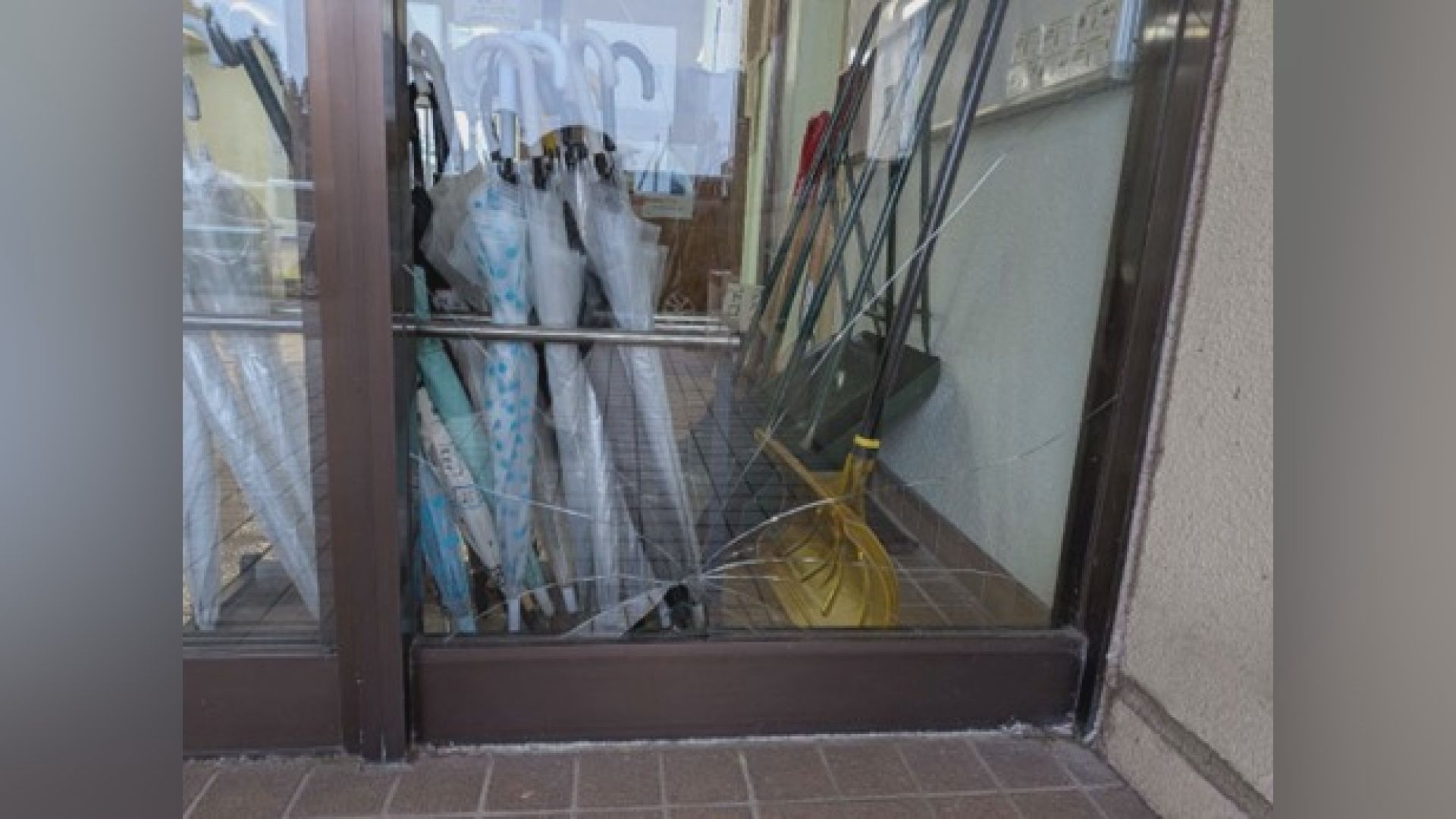 三和スポーツセンター 玄関ガラスが割れる被害