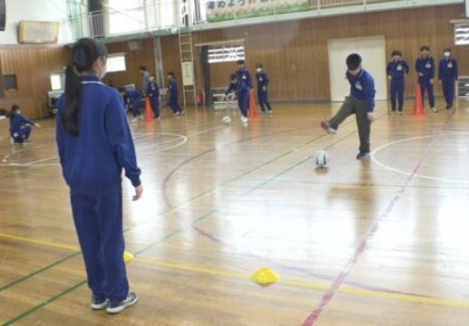助け合うことの大切さ学ぶ！斐太北小児童がブラインドサッカー体験