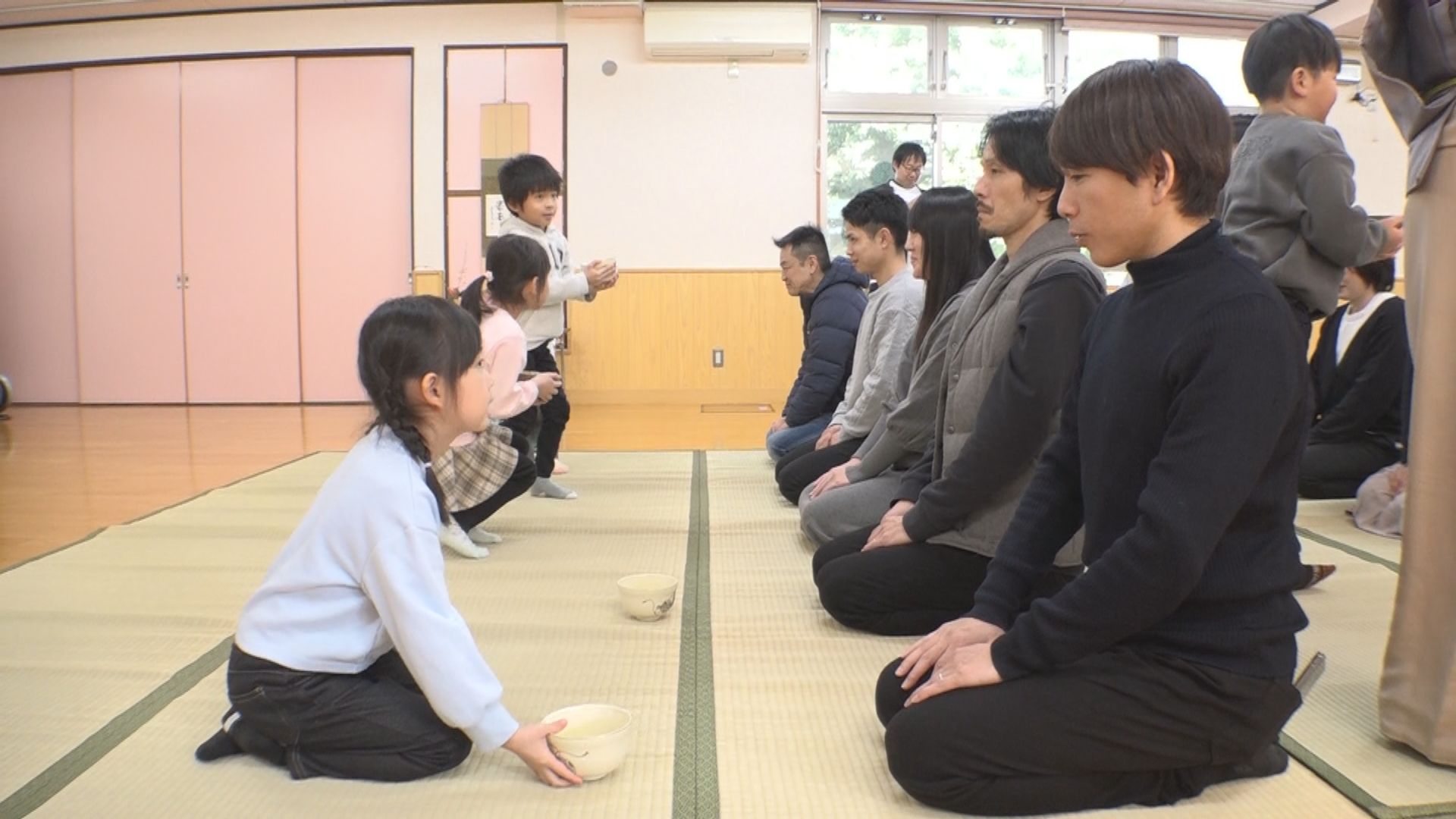 保護者にお茶ふるまう 妙高市ときわこども園