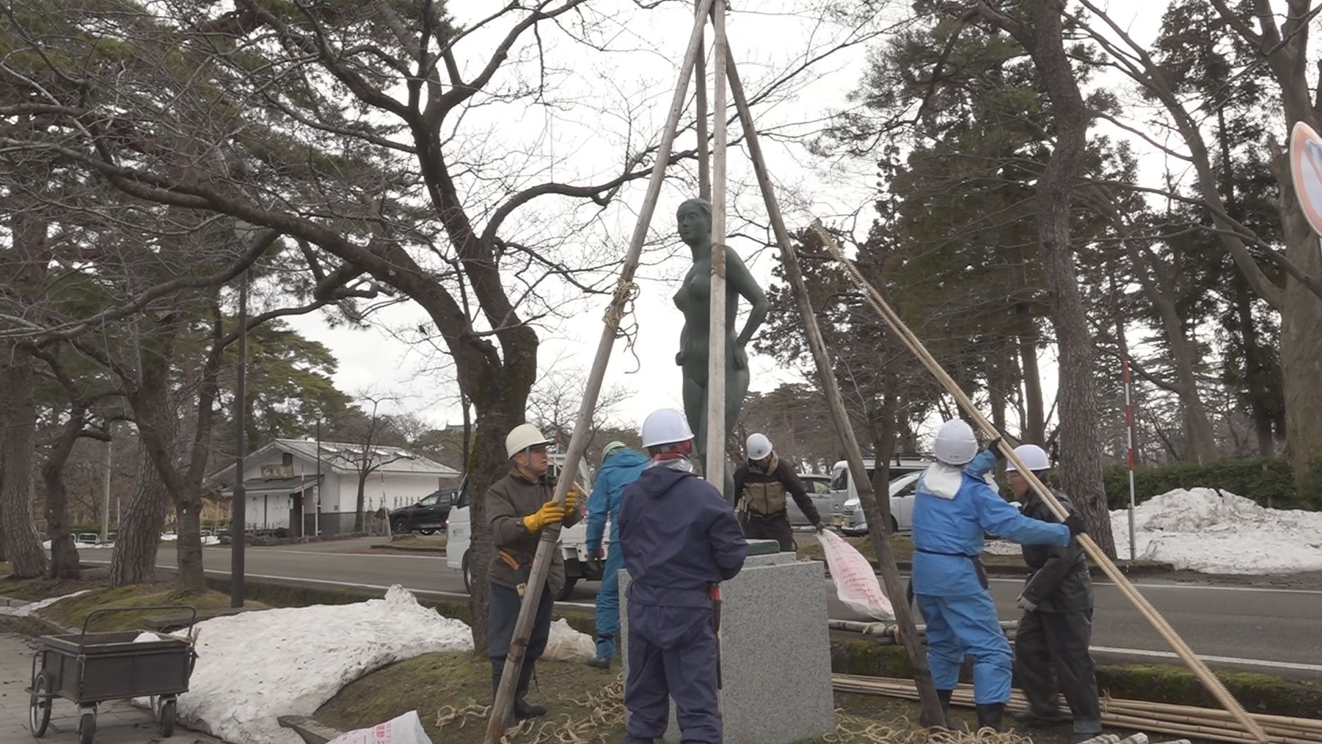高田城址公園 冬囲い取り外し作業始まる