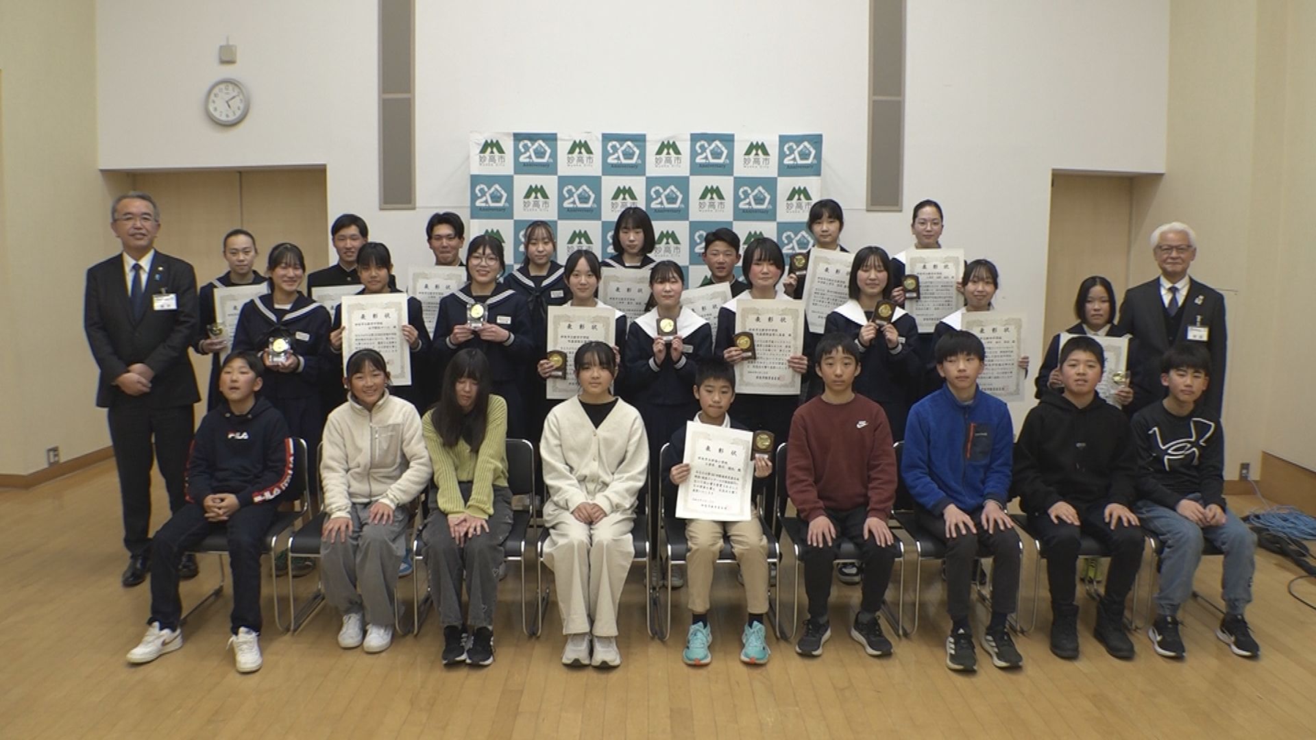 妙高市の小中学生 大会・コンクールの結果を市長に報告