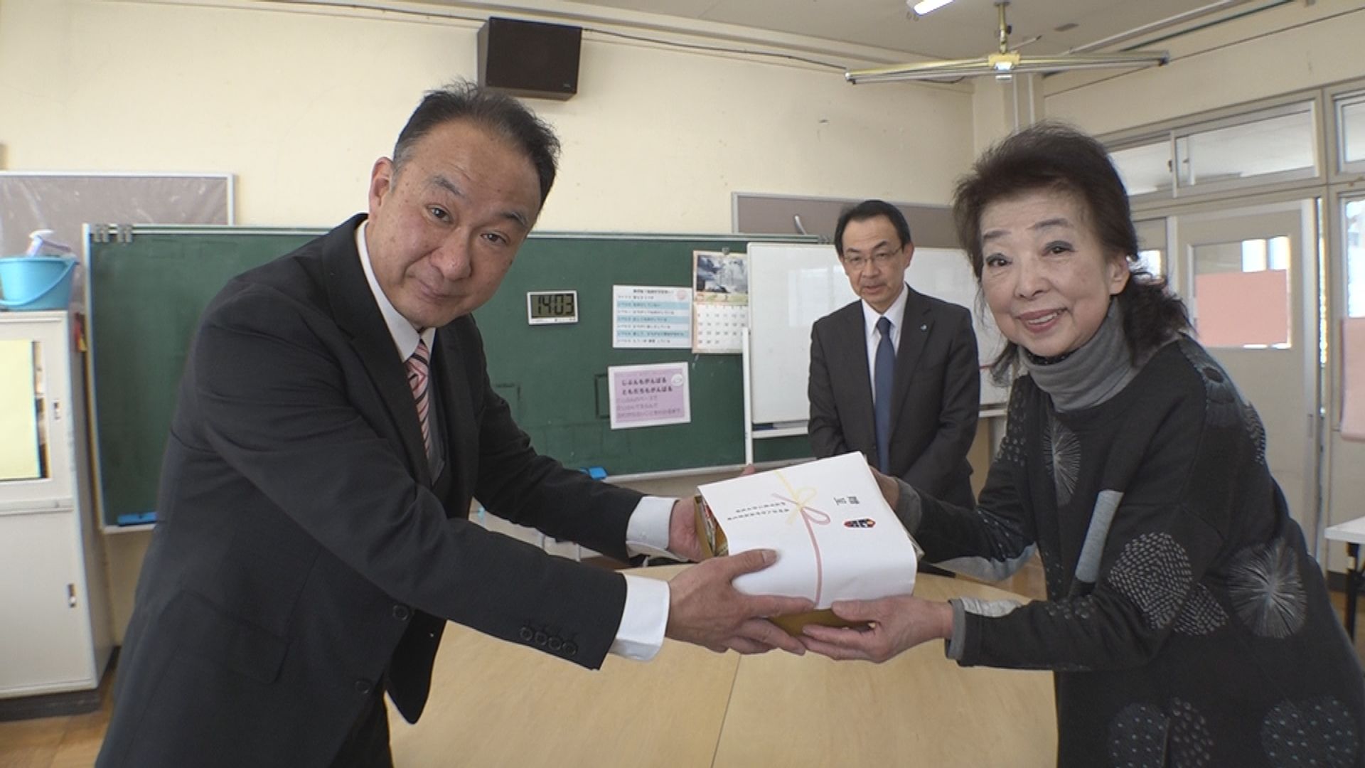 黄色の鈴で交通安全！妙高高原小の新1年生にお守りの鈴贈呈