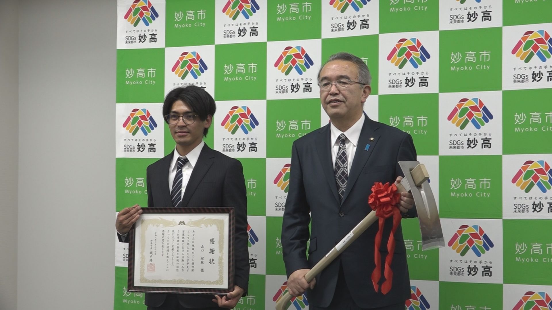 妙高市地域のこし協力隊 山口起麻さん 城戸市長に活動報告