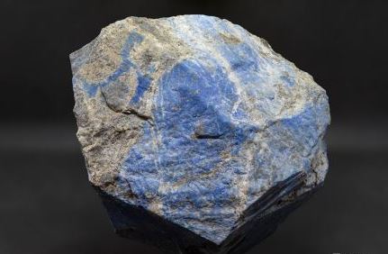 国内初産出「糸魚川産ラピスラズリ」フォッサマグナミュージアムに3月7日(土)から展示