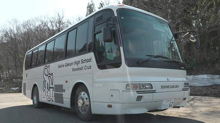 埼玉西武ライオンズ 滝澤夏央選手 母校の関根学園野球部にマイクロバス寄贈