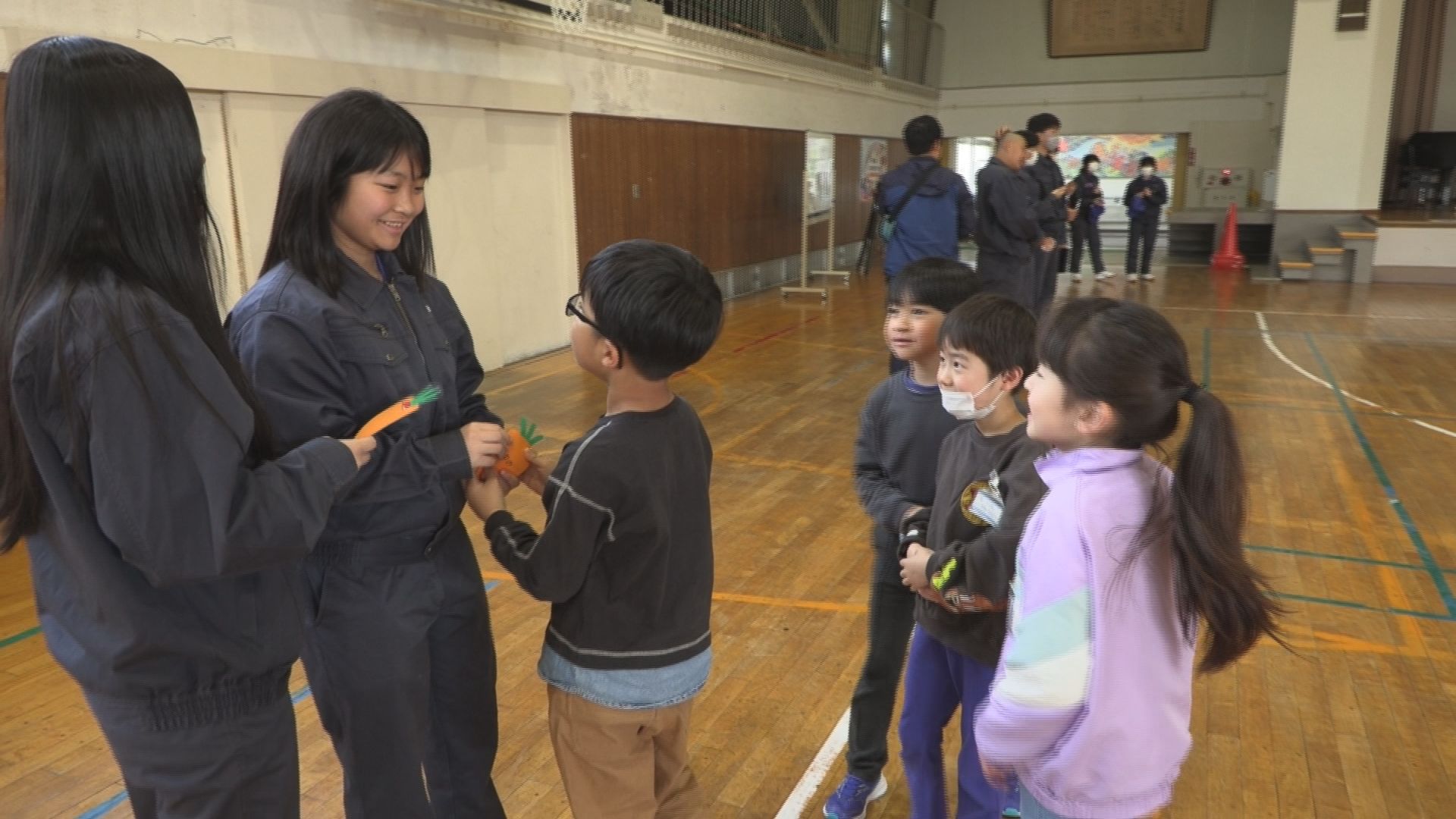 大手町小の野菜づくりを高田農業高がサポート