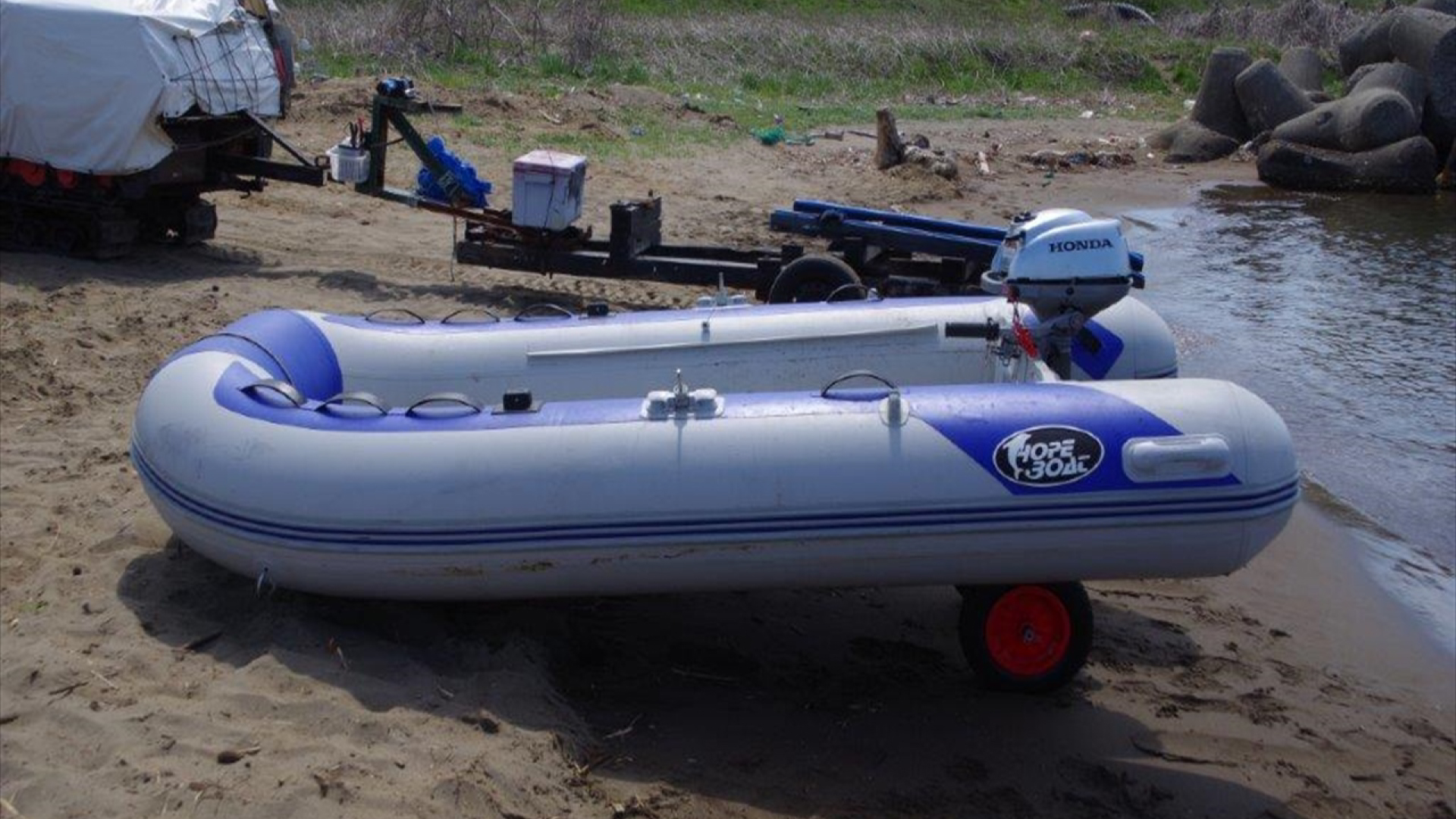 直江津港内でミニボートが航行不能 乗員2人にけがなし