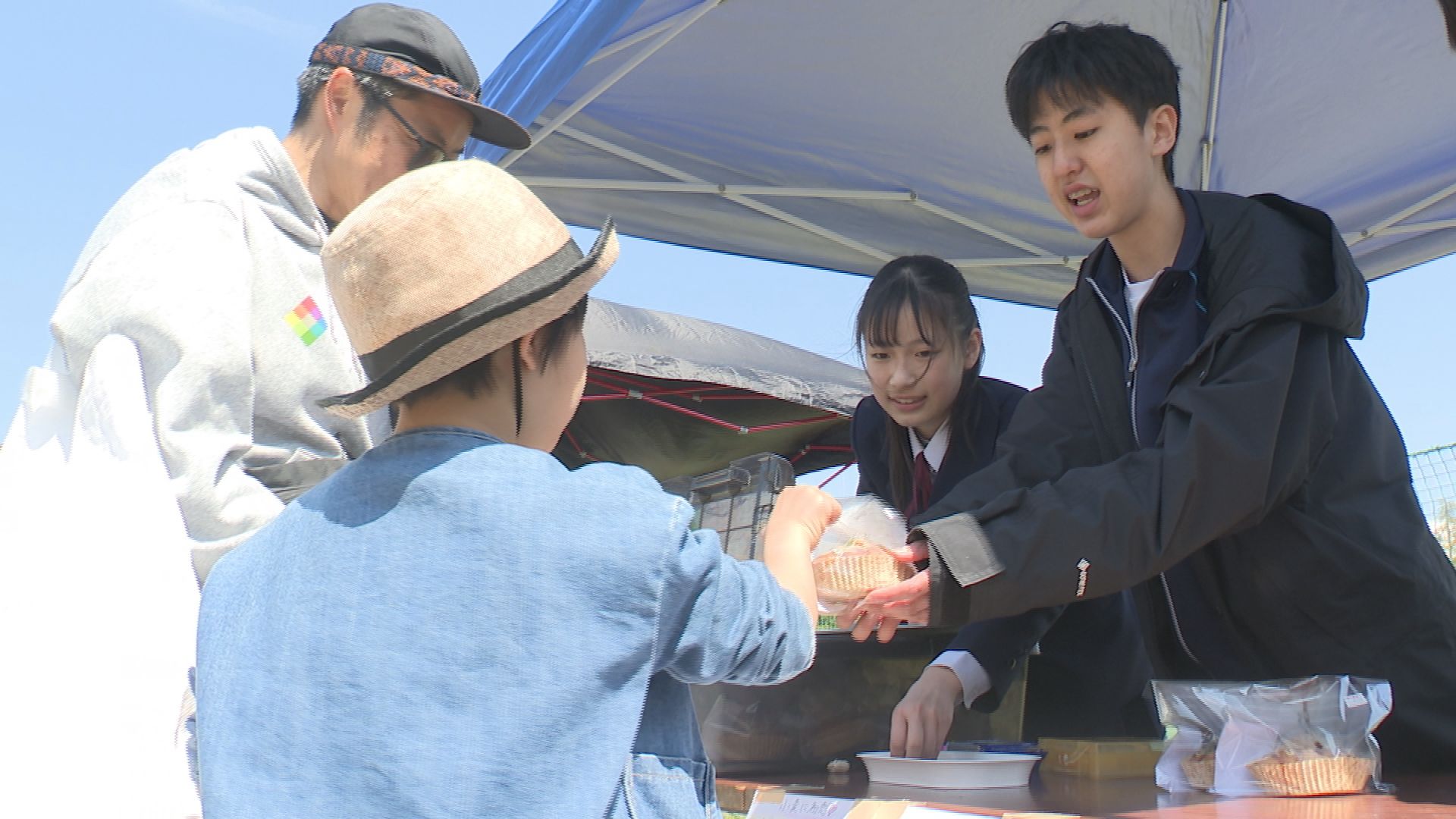 上教大附属中2年生 観桜会で地元店とのコラボ商品販売