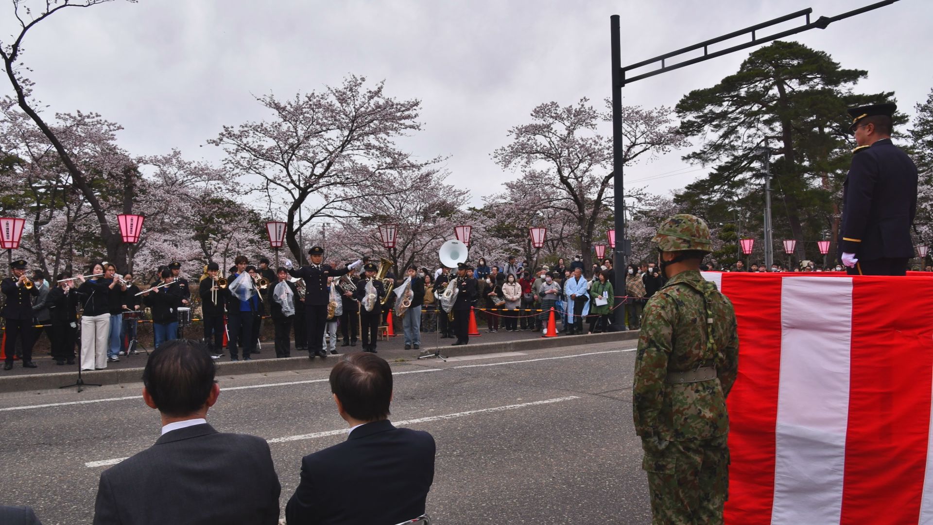 高田駐屯地 観桜会パレード 市内2大学と初コラボ
