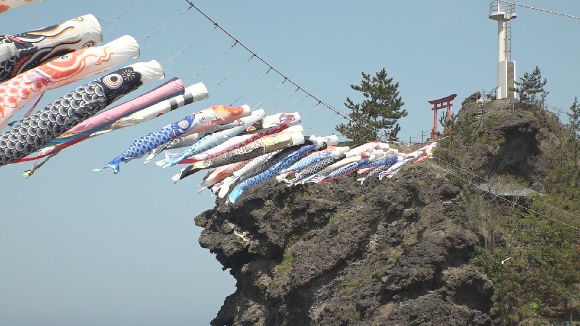 こいのぼり60匹が海の上をのびのび！ 糸魚川市能生の弁天岩