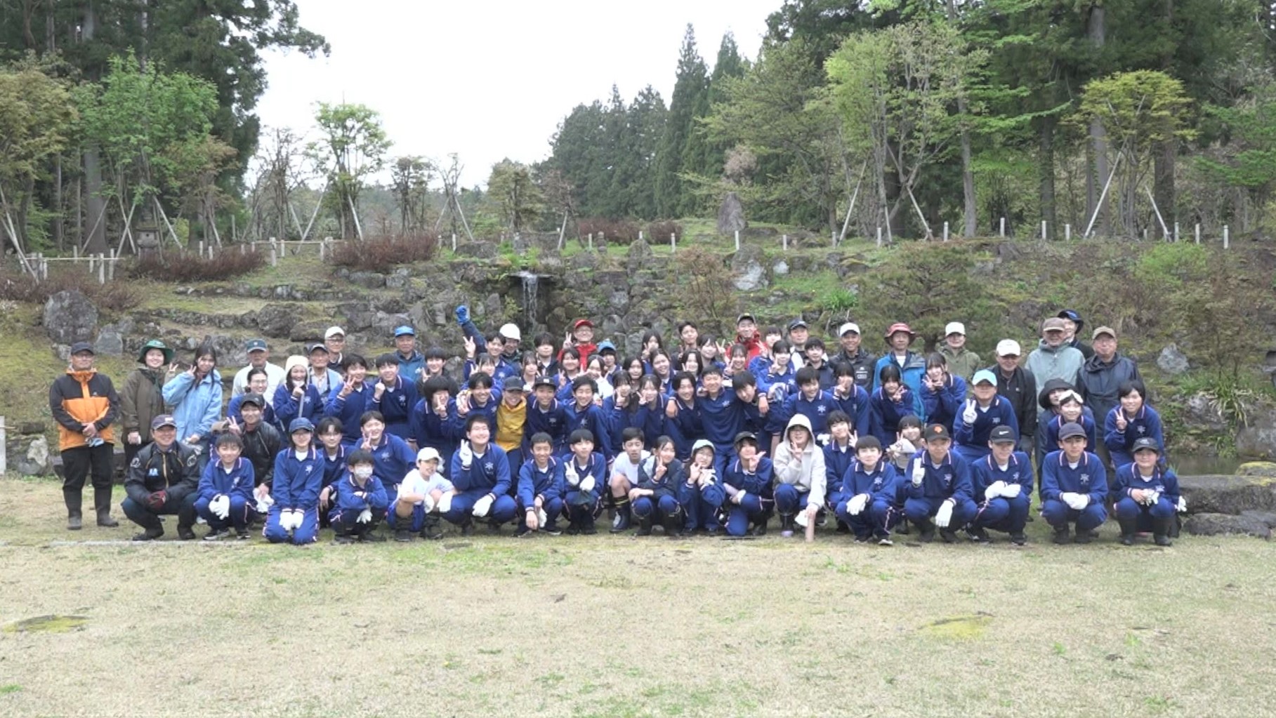 見違えるようにきれい！妙高中全校生徒 旧関山宝蔵院庭園で清掃活動
