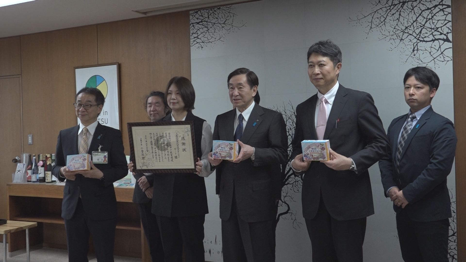 「上越市小学校かるた」を学校などに寄贈 市民団体に小菅市長から感謝状