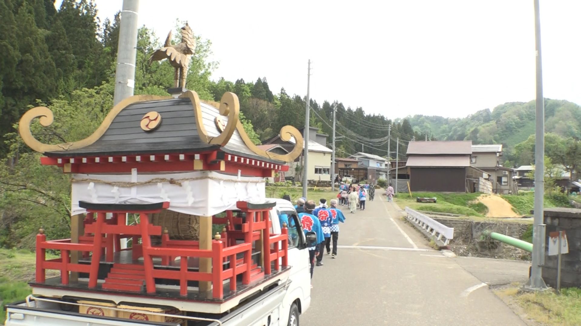 浦川原区 虫川の春祭り 手作りみこしが町内巡行