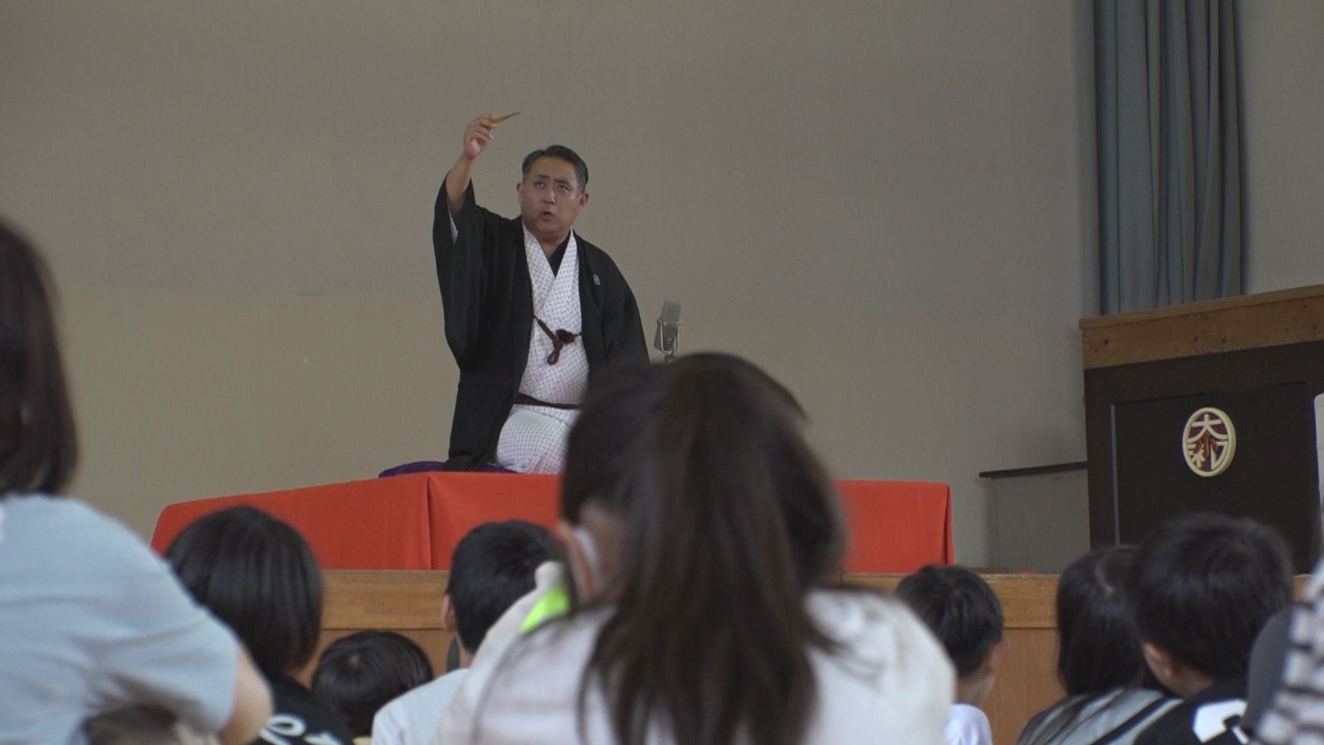 伝統芸能に触れる 大和小学校で落語の公演会