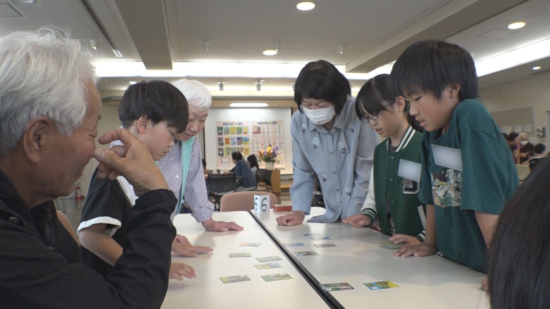 地域のお宝発見！妙高小児童が地域のお年寄りと「妙高かるた」で交流