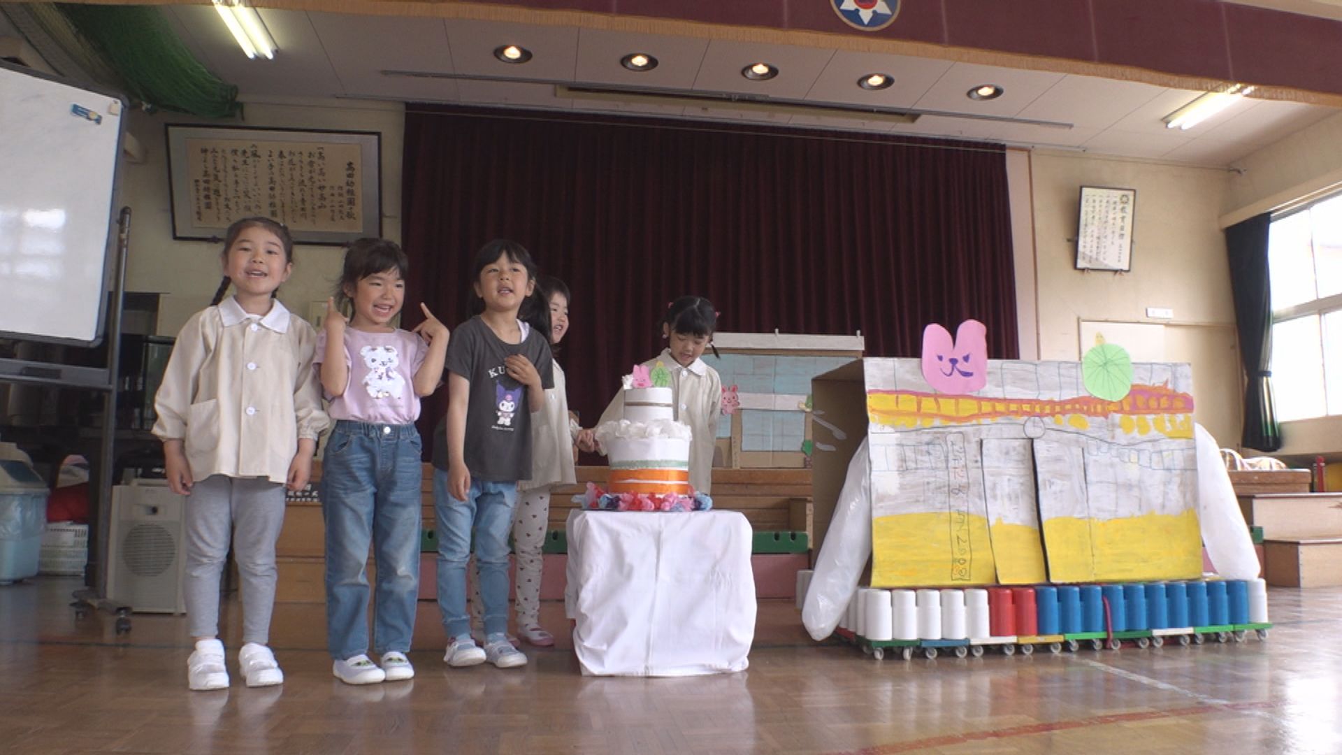 ケーキと歌で誕生祝い！高田幼稚園 創立110周年記念集会