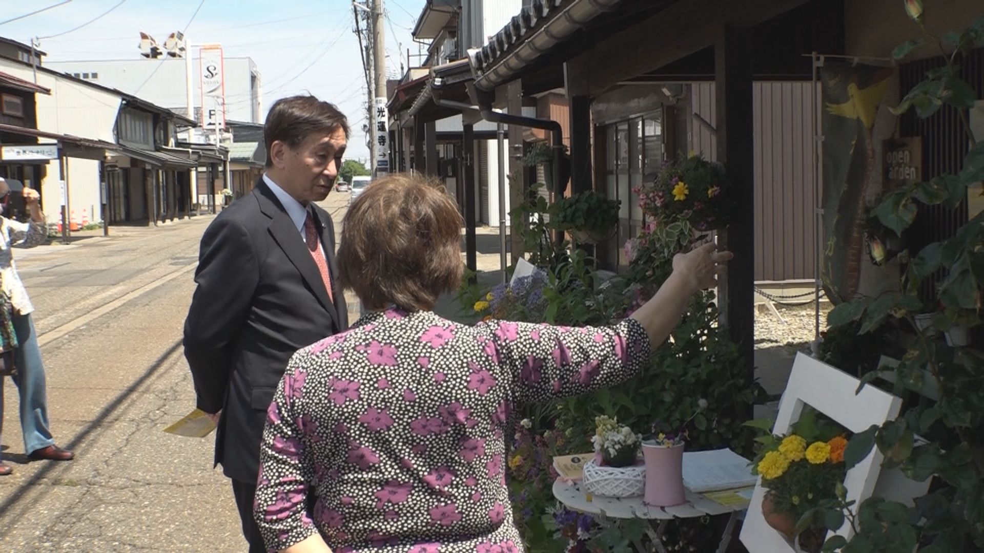 上越市 小菅市長がオープンガーデン視察