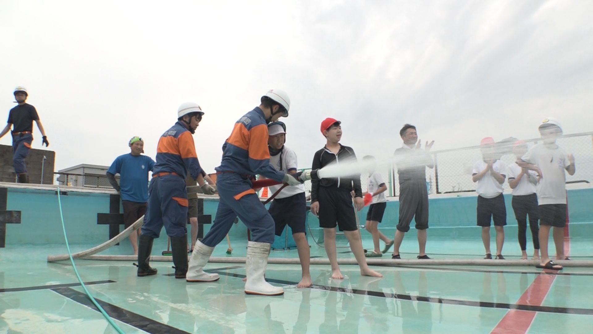 助っ人登場！斐太北小プール清掃に地元消防団が参加