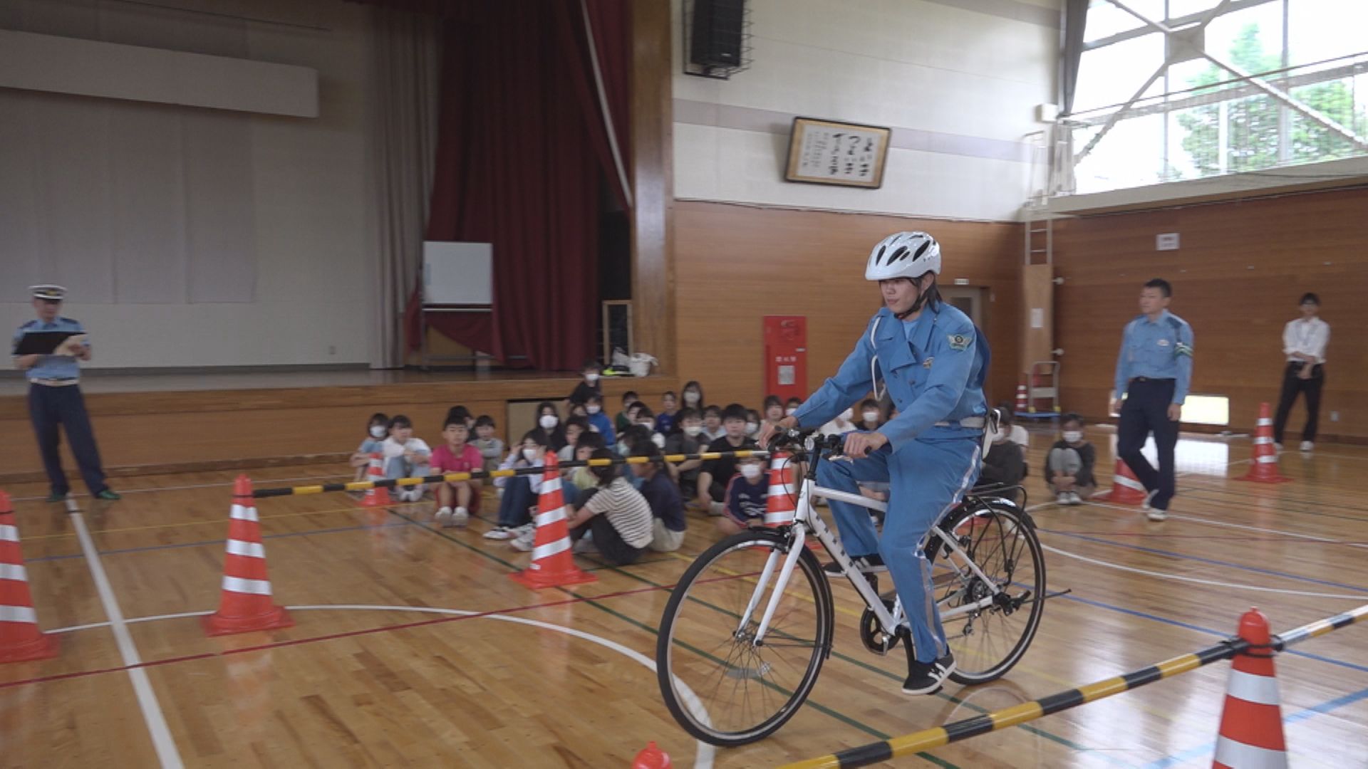 ルールを守って安全に！サイクルポリスが新井小学校で自転車教室