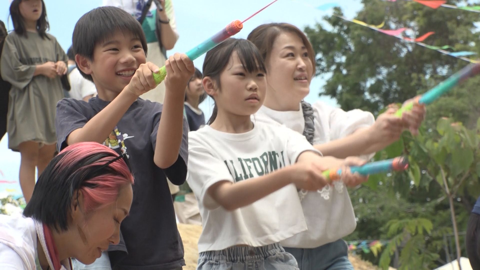 ペンキを塗るゲームや太鼓体験！「そと遊びきぶん」親子連れでにぎわう