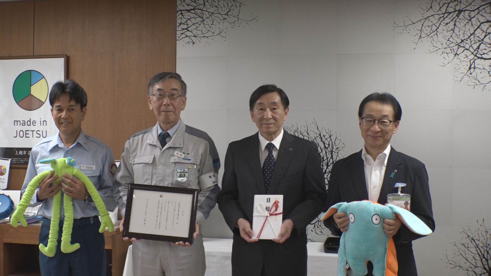 危険物安全協会上越北支部60周年 諏訪中に記念品寄贈