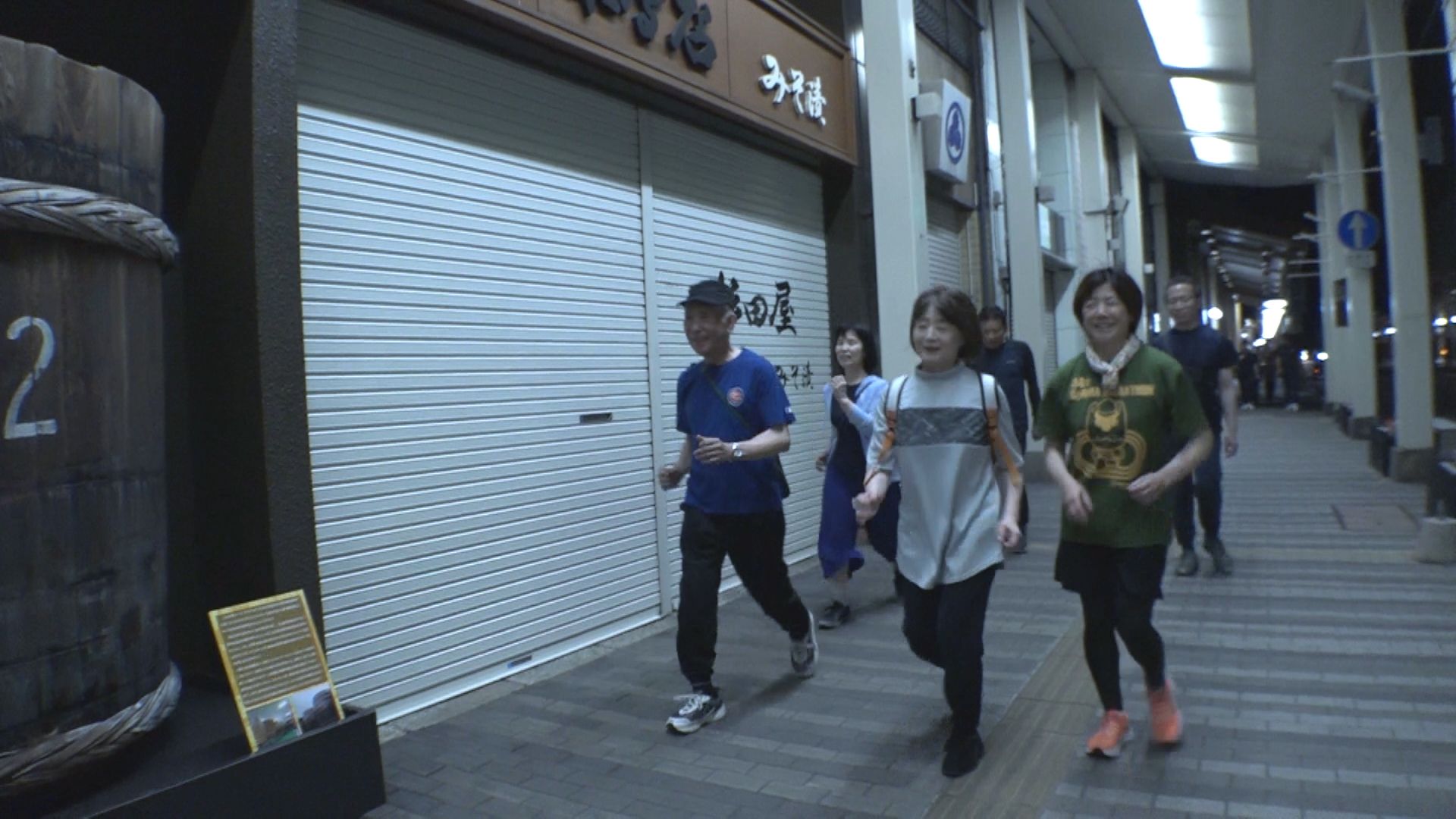 歩いてまちを活性化！高田本町商店街で「雁木ウォーキング」