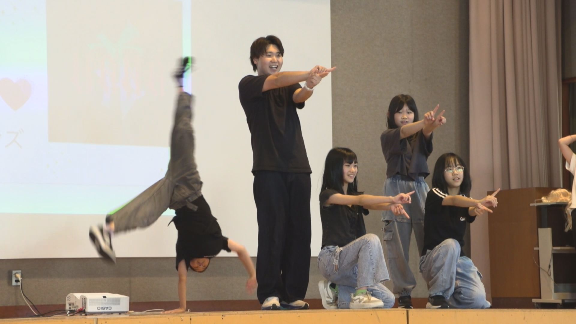 南川小の名物行事「のど自慢・ダンスコンテスト」盛大に！
