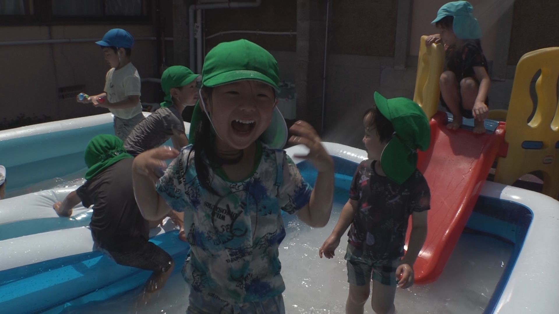 はだしで水遊び「どろんこ･水まつり」　もみじ幼稚園