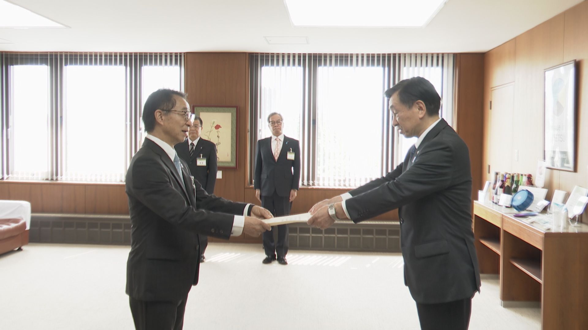 上越市 早川義裕教育長退任 辞令交付