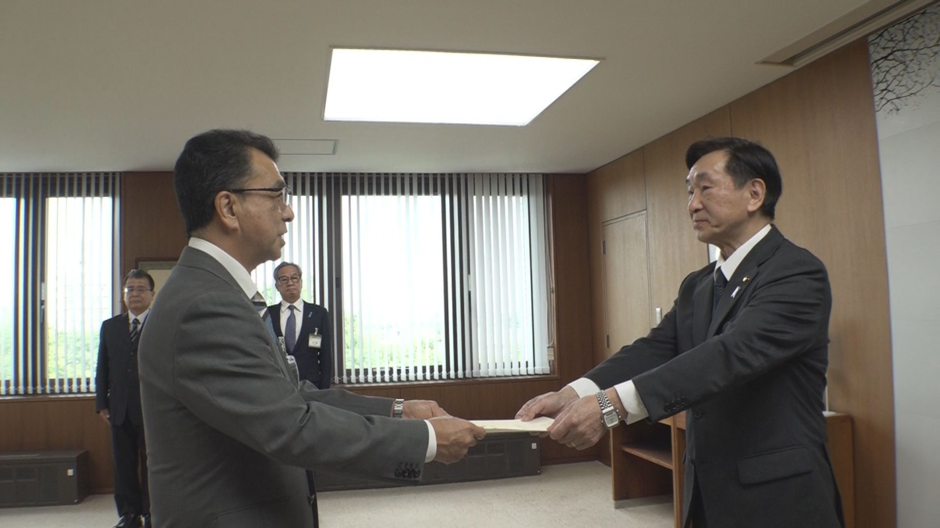 上越市の新教育長に佐藤理仁さんが就任 辞令交付