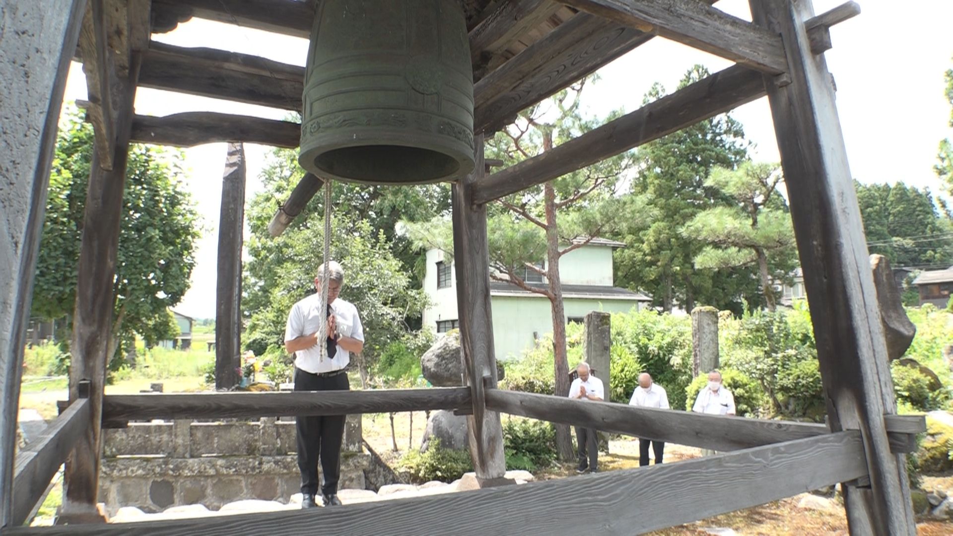 戦争のない平和な社会の実現を 終戦記念日「平和の鐘」鳴り響く