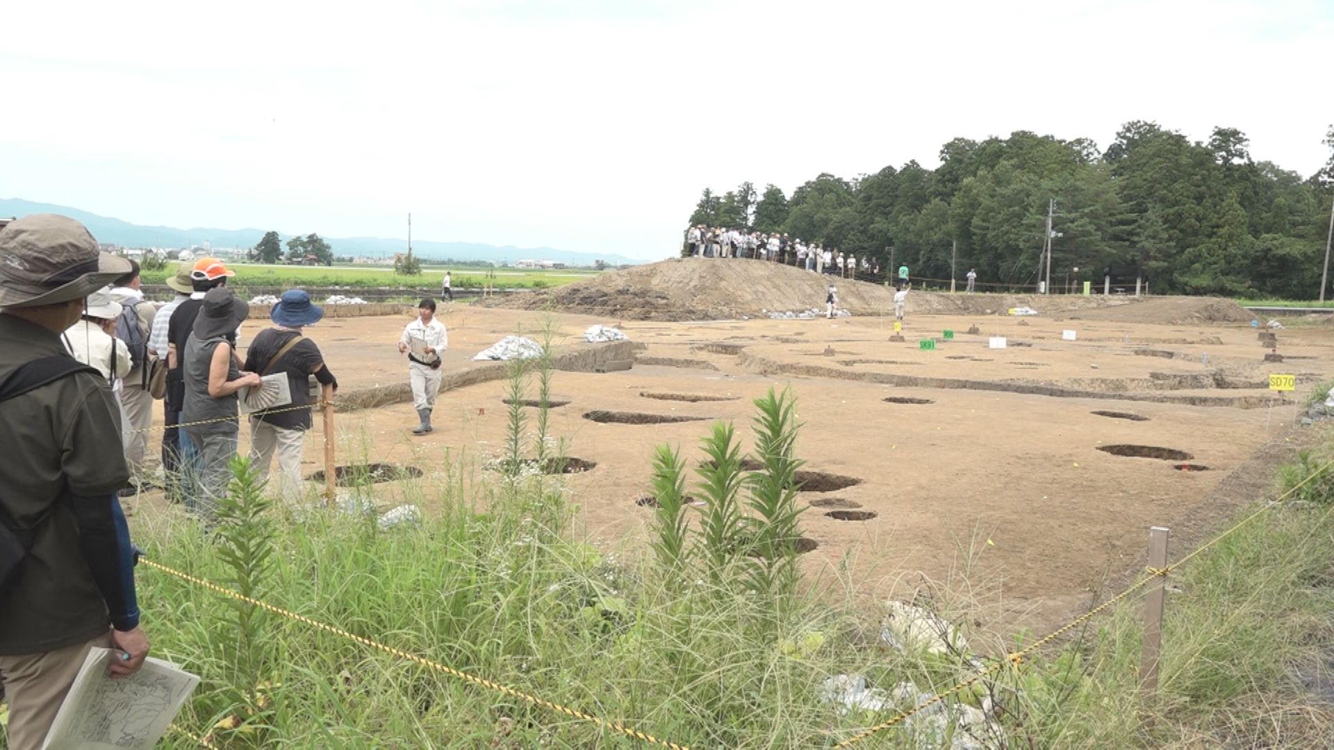 130人が歴史ロマンにどっぷり！板倉区針「天源寺遺跡」現地見学会