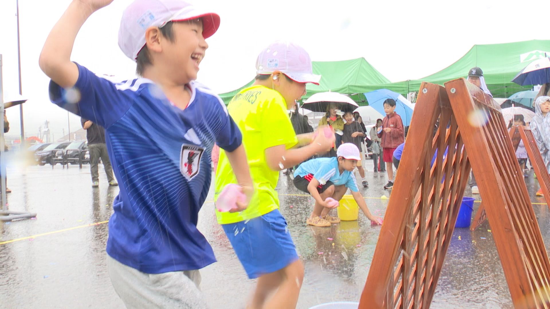 ずぶ濡れで挑む！妙高市恒例の「水合戦」