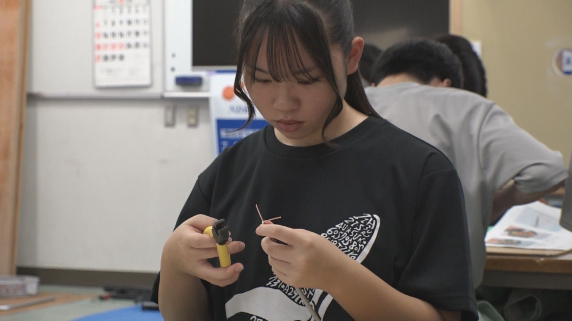 電気工事の魅力を体感  上越総合技術高校で職人が特別授業