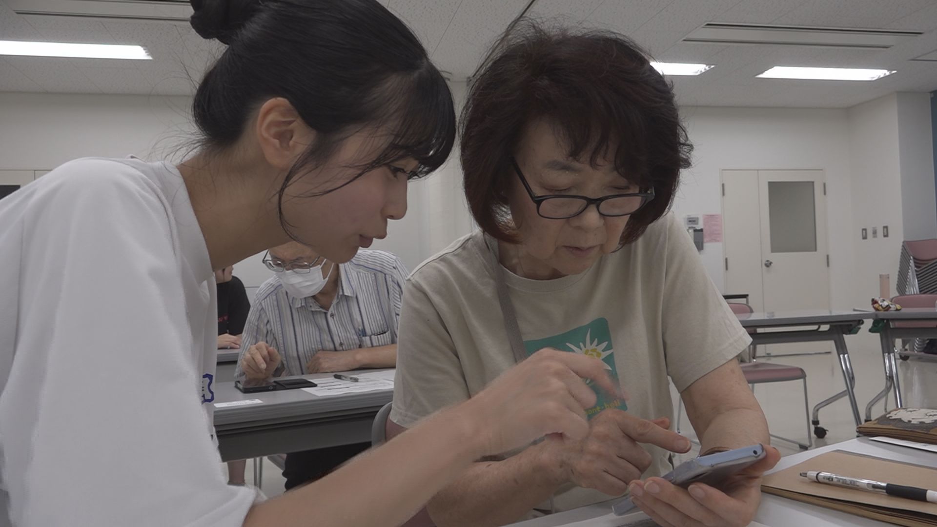 高校生が先生役 妙高市で高齢者向けスマホ講座