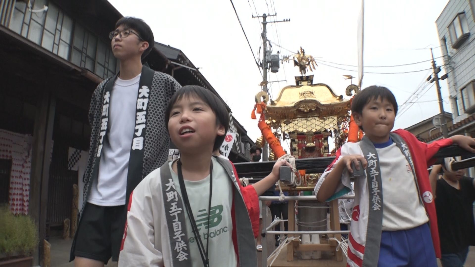子どもみこしが町内練り歩く 五ノ辻稲荷神社「かぼちゃ祭り」