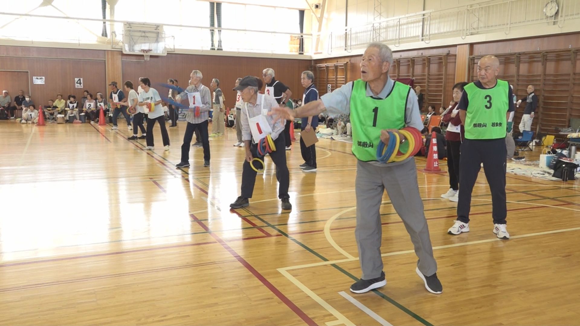 狙うは高得点！上越市老人クラブの輪投げ大会  43チームが熱戦