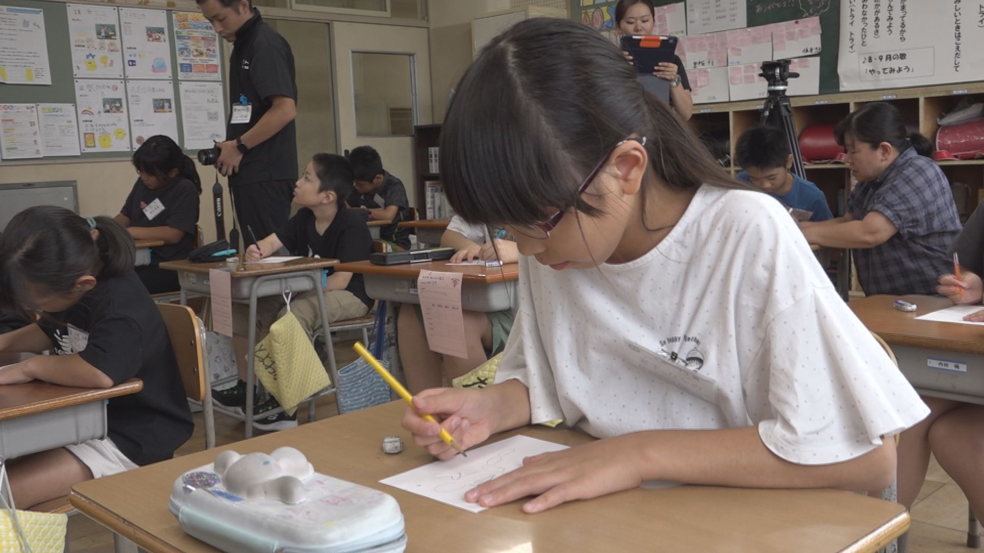 絵を描くコツ学ぶ  妙高小で特別授業