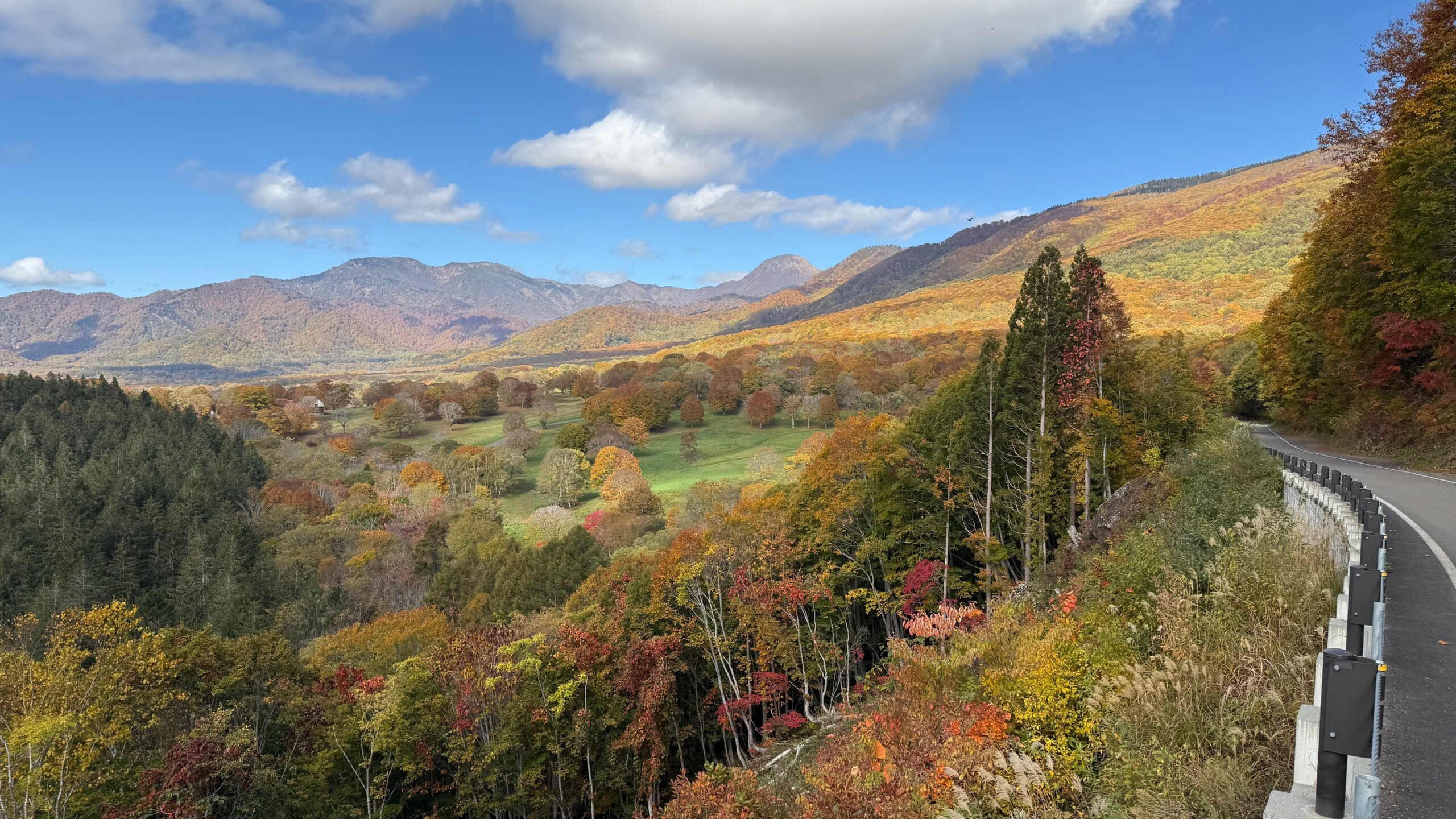 ＜上越妙高 紅葉情報2026＞色鮮やかな秋の景観が広がる笹ヶ峰高原／撮影:10月15日(木)