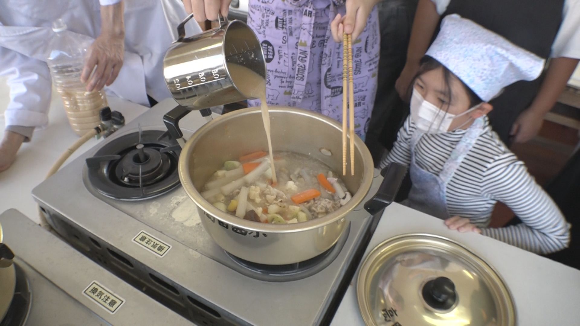 高田西小6年生が地元店とコラボ  SAKEまつりでスキー汁をアレンジした発酵鍋販売！