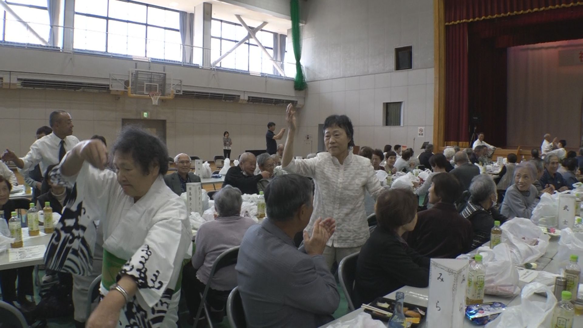 50回の節目 清里区敬老会に138人参加  民俗芸能や懐かしの歌を満喫♪