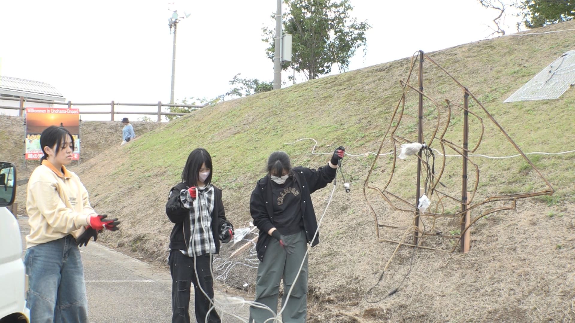 鵜の浜人魚館イルミネーション準備  上越総合技術の生徒も協力